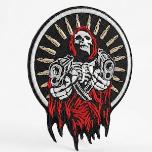 Pode incluir: Um conjunto de três canecas de cerâmica com acabamento fosco e salpicado. As canecas são em tons de creme, cinza claro e cinza escuro. Cada caneca tem um design simples e minimalista e uma alça arredondada.