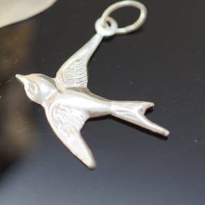 Srebrny wisiorek w kształcie gołębicy 18 x 19 mm, wisiorek z motywem pokoju, biżuteria religijna