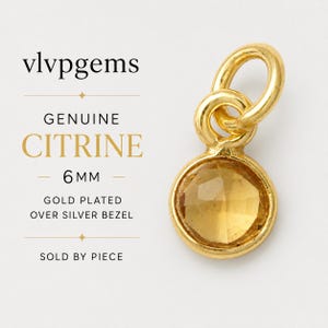 Może przedstawiać: Wisiorek ze srebra pozłacanego z prawdziwym cytrynem o średnicy 6 mm. Widoczny jest tekst vlvpgems, GENUINE CITRINE, 6MM, GOLD PLATED OVER SILVER BEZEL oraz SOLD BY PIECE. Wisiorek posiada okrągły fasetowany kamień oraz kółeczko do zawieszenia.