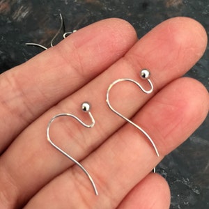 Puede incluir: Un par de ganchos para pendientes de plata con peque&ntilde;as bolas redondas en la parte superior.