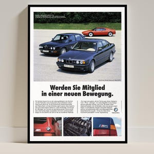 Könnte beinhalten: Eine gerahmte Werbung mit drei klassischen BMW-Autos: einer dunkelblauen Limousine, einer schwarzen Limousine und einem roten Sportwagen. Die Anzeige enthält deutschen Text und kleinere Bilder von Autodetails. Das Thema ist Automobil.