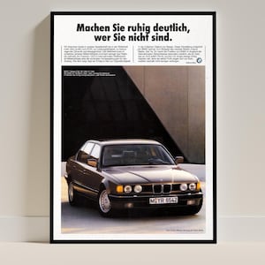 Puede incluir: Un anuncio enmarcado con un sedán BMW marrón. El coche está estacionado frente a un fondo oscuro y geométrico. El anuncio incluye texto en alemán en la parte superior y la matrícula dice MEYR 6542.