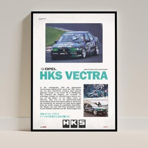 Könnte beinhalten: Ein gerahmtes Poster mit einem Rennwagen, einem Opel HKS Vectra, in Grün, Schwarz und Blau, auf einer Rennstrecke. Der Text auf dem Poster lautet "HKS VECTRA" und "JAPAN TOURING CAR CHAMPIONSHIP."