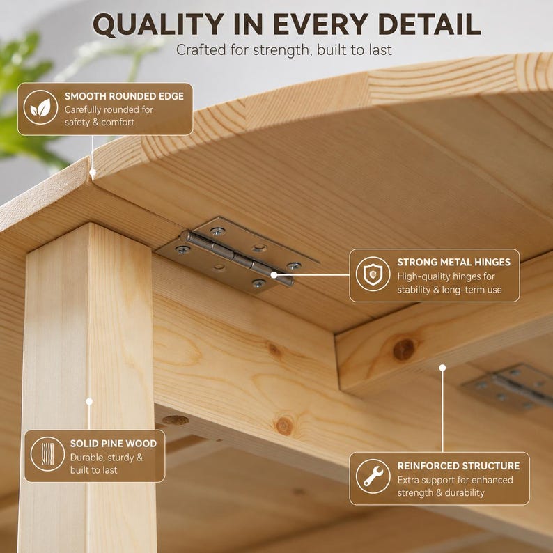 Pu&ograve; includere: Un tavolo in legno chiaro con un bordo arrotondato liscio, robuste cerniere in metallo e una struttura rinforzata. Il testo sull'immagine recita: QUALITY IN EVERY DETAIL, Crafted for strength, built to last, SMOOTH ROUNDED EDGE, STRONG METAL HINGES, SOLID PINE WOOD, REINFORCED STRUCTURE.
