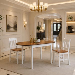 Pu&ograve; includere: Un set da pranzo composto da un tavolo ovale in legno con piano marrone scuro e gambe bianche, accompagnato da due sedie abbinate con struttura bianca e seduta marrone. Il tavolo &egrave; posizionato su un tappeto chiaro in una stanza luminosa.