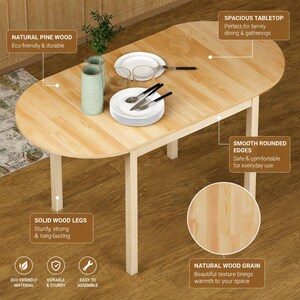 Pu&ograve; includere: Un tavolo da pranzo ovale in legno di pino naturale chiaro con quattro gambe dritte. Il piano del tavolo presenta una venatura del legno visibile e bordi arrotondati lisci. Una pila di piatti bianchi e posate poggiano sulla superficie.