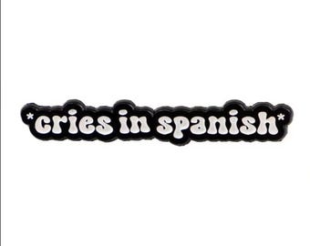 Pin de esmalte "Llora en español"