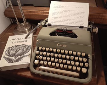 Máquina de escribir portátil Everest Deluxe Cursive de 1961, color verde espuma de mar.