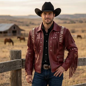 Chaqueta de cuero burdeos con flecos estilo western para hombre - Abrigo de rodeo artesanal con cuentas estilo nativo americano