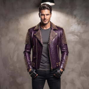 Könnte beinhalten: Eine violette Lederjacke mit Schlangenlederstruktur, die mit goldenen Metallspitzen an den Schultern, Ärmeln und Revers besetzt ist. Die Jacke verfügt über einen Frontreißverschluss, eine kleine Pattentasche und goldfarbene Beschläge.