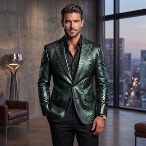 Könnte beinhalten: Ein dunkelgrüner Blazer mit strukturiertem Schlangenledermuster, ausgestattet mit einem steigenden Revers, zwei Vordertaschen mit Klappen und einem Einknopfverschluss. Der Blazer wird über einem schwarzen Hemd mit einer dünnen Goldkette getragen.