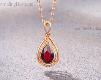 Colar com pingente de turmalina vermelha natural em ouro rosa 18K, corte pera e detalhes em diamante. Presente personalizado para aniversário ou data especial.