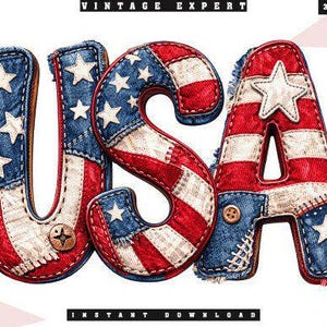 Puede incluir: La palabra "USA" se muestra en un diseño patriótico, con rayas rojas y blancas y mezclilla azul con estrellas blancas. Las letras están adornadas con costuras y botones, evocando una estética vintage. El texto "Vintage Expert" e "Instant Download" está incluido.