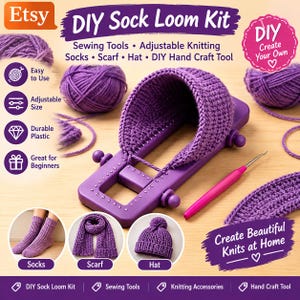 Peut inclure: Un kit de métier à tisser pour chaussettes en plastique violet comprenant un cadre rectangulaire à picots, un crochet rose et des pelotes de laine violette. Le kit affiche des textes pour chaussettes, écharpe et bonnet avec des icônes.