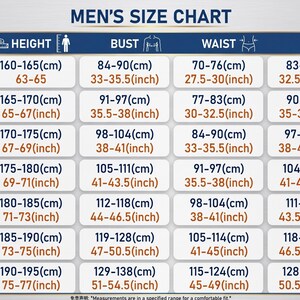 Pu&ograve; includere: Tabella delle taglie da uomo con misure in centimetri e pollici. La tabella include le taglie XS-3XL, con le corrispondenti misure di altezza, torace, vita e fianchi. La tabella &egrave; su sfondo blu e bianco.