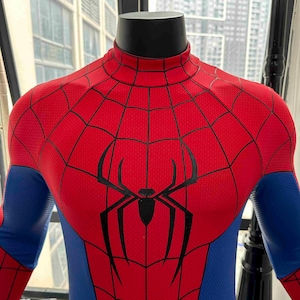 Pu&ograve; includere: Costume di Spider-Man rosso e blu con un emblema di ragno nero sul petto. Il costume presenta un motivo a ragnatela sulle sezioni rosse e sulle maniche blu. Il costume &egrave; esposto su un manichino.