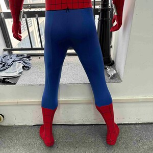 Pu&ograve; includere: Un costume di Spider-Man rosso e blu. La parte superiore del corpo &egrave; rossa con un motivo a ragnatela e i leggings sono blu. Anche i guanti e i piedi rossi hanno un motivo a ragnatela.