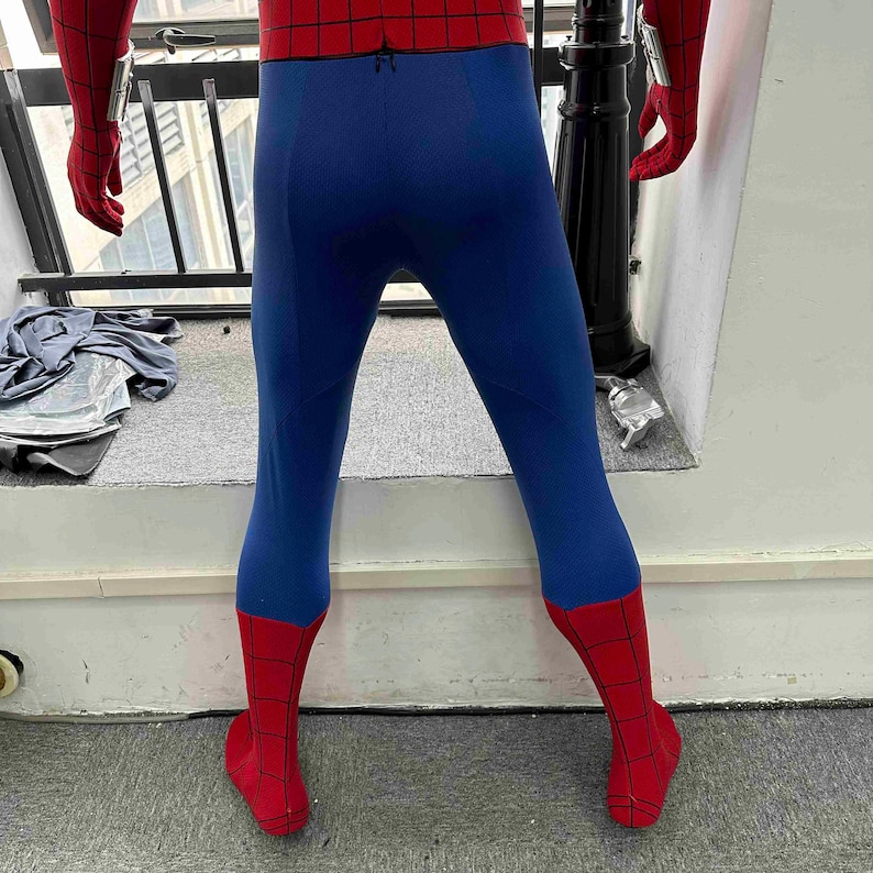 Pu&ograve; includere: Un costume di Spider-Man rosso e blu. La parte superiore del corpo &egrave; rossa con un motivo a ragnatela e i leggings sono blu. Anche i guanti e i piedi rossi hanno un motivo a ragnatela.
