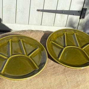 Vintage Faïence de Salins Frankreich Teller mit Unterteilung | Set mit 2 olivgrünen Tellern mit Unterteilung | Französisches Geschirr der 1960er/70er Jahre
