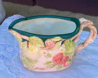 Jarra de fruta estilo mayólica vintage, jarra de crema con relieve de fresa y manzana, jarra pequeña de cerámica estilo cottagecore.