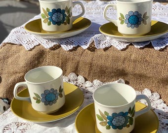 Juego de 4 tazas y platillos vintage de J&G Meakin Studio, estilo retro de los años 70, con estampado floral azul.