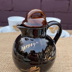 Vintage Jersey gräddkanna | Brun glaserad keramik, guldförgyllning, tillverkad i Holland