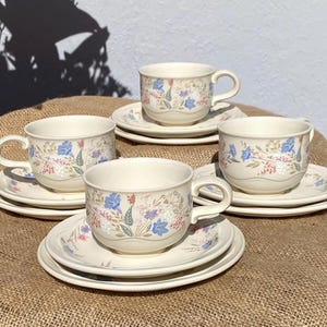 Vintage Poole Pottery Frühlingstee-Set | 4-teilig | Tassen, Untertassen, Teller | Englisches Steinzeug mit floralem Muster