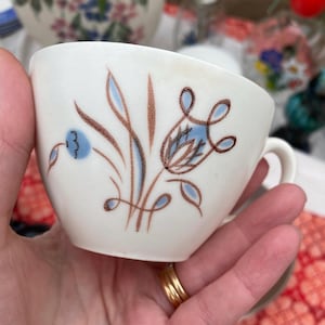 Juego de tres tazas y platillos de cerámica vintage Poole / Pintado a mano con motivos florales de mediados de siglo (Inglaterra)