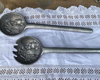 Zabytkowe aluminiowe sztućce do sałatki | Zestaw łyżki i widelca do serwowania Fruit Harvest | Rustykalny wystrój kuchni w stylu wiejskim | Przyjęcia w stylu mid-century