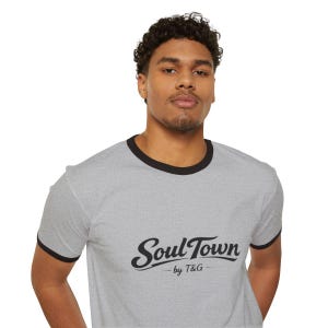 Camiseta con cuello redondo y logo retro vintage de Soul Town