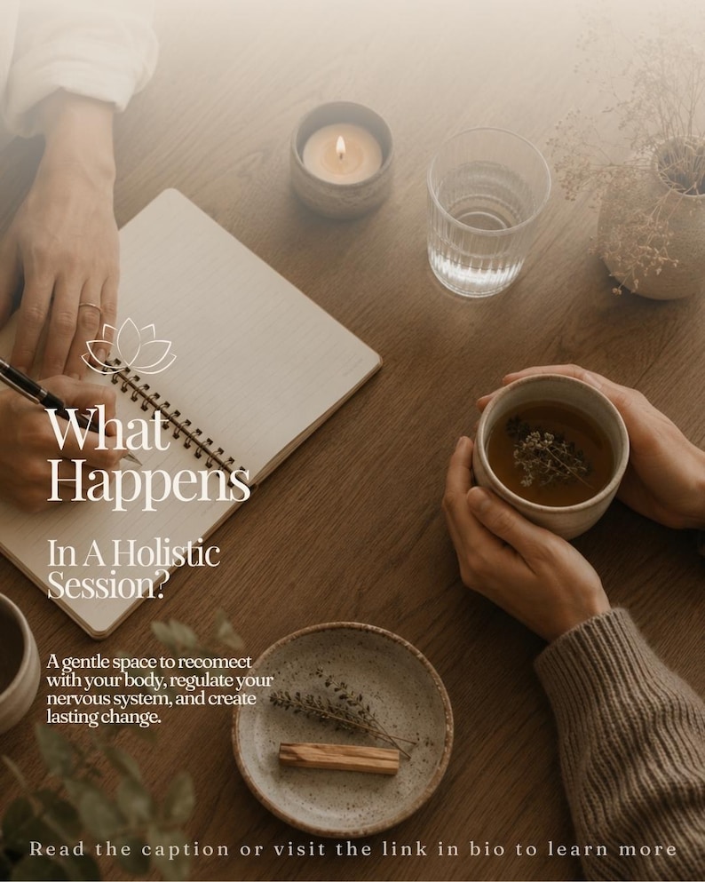 Pu&ograve; includere: Un taccuino a spirale con il testo What Happens In A Holistic Session? A gentle space to reconnect with your body, regulate your nervous system, and create lasting change. Include una tazza in ceramica, una candela e un bastoncino di palo santo.