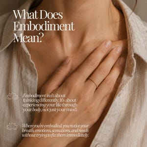 Pu&ograve; includere: Un sottile anello d'oro con una superficie testurizzata indossato su un dito. L'immagine presenta un testo bianco che recita: What Does Embodiment Mean? Embodiment isn't about thinking differently. It's about experiencing your life through your body, not just your mind.