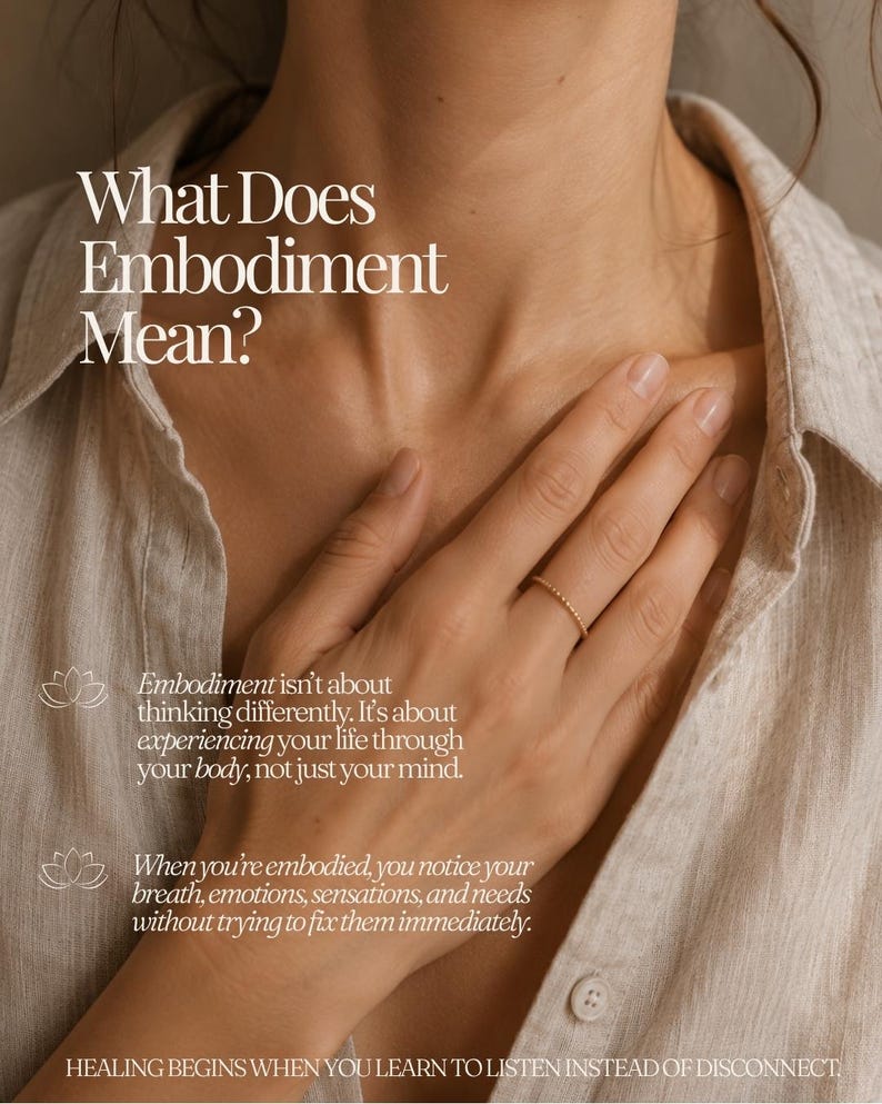 Pu&ograve; includere: Un sottile anello d'oro con una superficie testurizzata indossato su un dito. L'immagine presenta un testo bianco che recita: What Does Embodiment Mean? Embodiment isn't about thinking differently. It's about experiencing your life through your body, not just your mind.