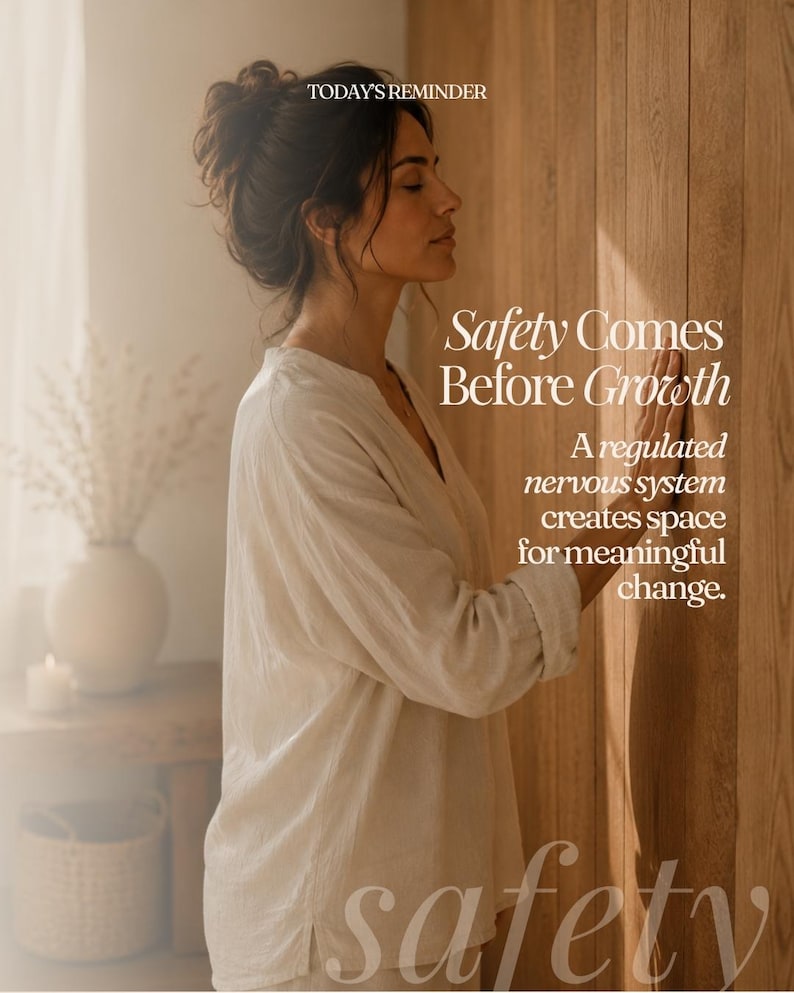 Pu&ograve; includere: Una camicia in lino a maniche lunghe di colore chiaro con scollo a V. L'immagine presenta il testo: TODAY'S REMINDER, Safety Comes Before Growth, A regulated nervous system creates space for meaningful change, e la parola safety in basso.