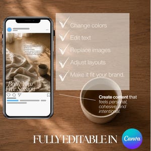 Pu&ograve; includere: Uno smartphone che mostra un modello di post per social media accanto a una tazza di t&egrave; in ceramica. Lo schermo mostra del testo sulla prenotazione di una sessione gratuita. Un elenco di funzionalit&agrave; include Change colors, Edit text, Replace images, Adjust layouts e Make it fit your brand.