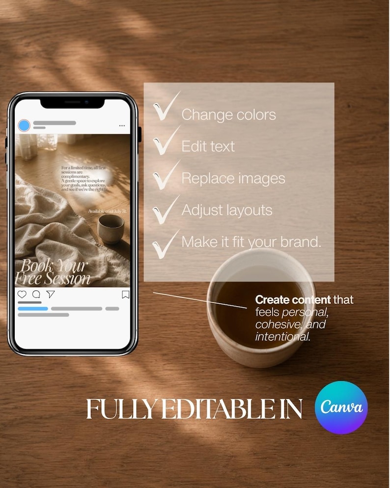 Pu&ograve; includere: Uno smartphone che mostra un modello di post per social media accanto a una tazza di t&egrave; in ceramica. Lo schermo mostra del testo sulla prenotazione di una sessione gratuita. Un elenco di funzionalit&agrave; include Change colors, Edit text, Replace images, Adjust layouts e Make it fit your brand.