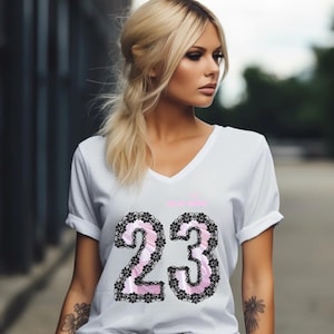 Camiseta de mujer de alta calidad número 23, camiseta con estampado floral, camiseta con cuello en V para mujer, camiseta con número de cumpleaños, top rosa con encaje y número, camiseta gráfica de moda