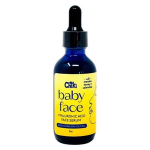 Puede incluir: Una botella de vidrio azul de suero facial de &aacute;cido hialur&oacute;nico Chiki Baby Face. La etiqueta amarilla presenta el nombre del producto, los ingredientes y un perfil facial. La botella tiene un tap&oacute;n cuentagotas negro y contiene 59 ml de suero.