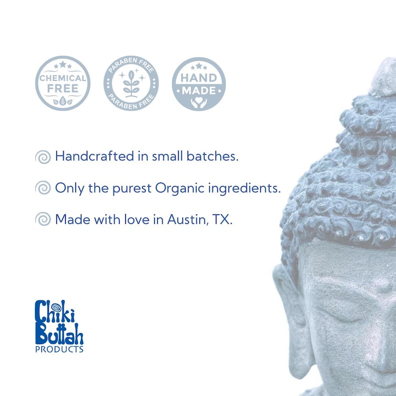 Puede incluir: Imagen con un dise&ntilde;o azul claro y blanco con texto y una estatua de Buda. El texto incluye "Sin qu&iacute;micos", "Sin parabenos" y "Hecho a mano". El texto adicional dice "Hecho a mano en peque&ntilde;os lotes", "Solo los ingredientes org&aacute;nicos m&aacute;s puros" y "Hecho con amor en Austin, TX."