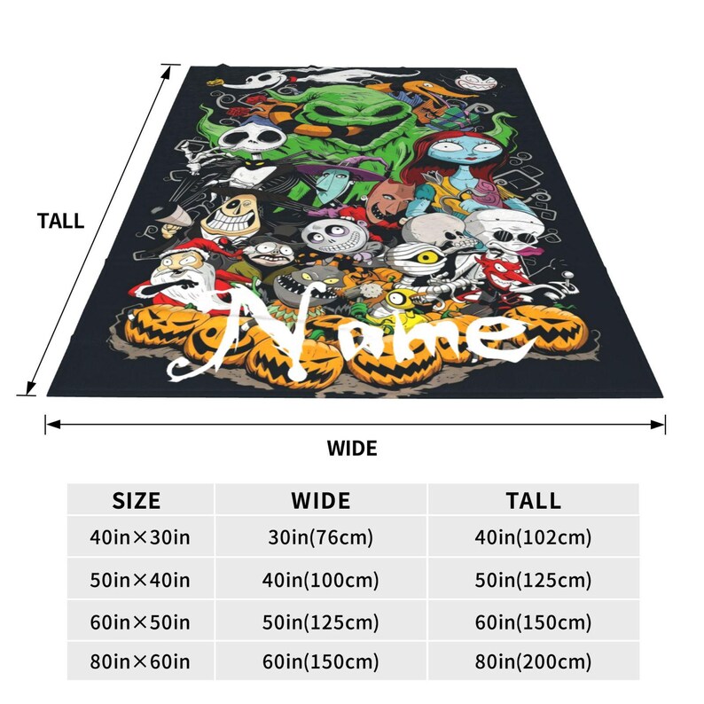 Op de afbeelding: Een zwarte deken met personages uit The Nightmare Before Christmas, waaronder Jack Skellington, Sally en Oogie Boogie. Verkrijgbaar in verschillende maten, waaronder 102 x 76 cm, 125 x 100 cm, 150 x 125 cm en 200 x 150 cm.