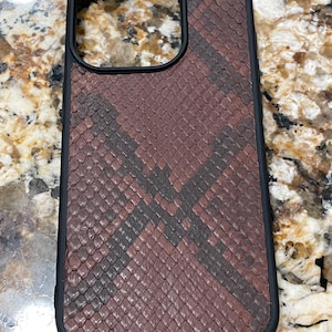 Schokobraune Echt Python Lederhülle für iPhone 15 Pro (individualisierbar in iPhone Ausführung)