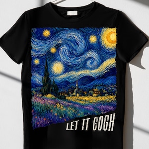 Può includere: T-shirt nero con una stampa vibrante del dipinto "Notte stellata" di Van Gogh. Il design presenta cieli blu vorticosi, stelle gialle e una scena di villaggio. Il testo "LET IT GOGH" è stampato in bianco in basso.