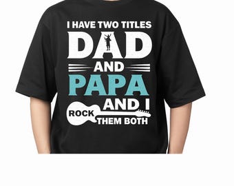 Camiseta "Tengo dos títulos: papá y papi", "Los luzco ambos", regalo divertido para papá músico, PNG de papá guitarrista, PNG de papá rockero, regalo para el Día del Padre.