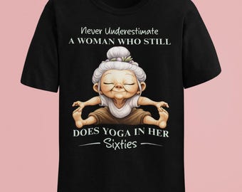 Camiseta divertida para abuelas que practican yoga: Nunca subestimes a una mujer que sigue haciendo yoga a los sesenta años. Un bonito regalo para personas mayores. Un regalo ideal para mamás y abuelas que buscan un estilo de vida saludable.