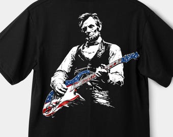 Camiseta de Abraham Lincoln tocando la guitarra PNG Diseño patriótico de la bandera de EE. UU. Camiseta divertida de rock del presidente Gráfico del 4 de julio Abe Lincoln guitarra PNG