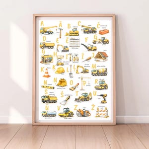 Puede incluir: Una impresión enmarcada con un alfabeto de vehículos y herramientas de construcción. Cada letra se combina con una ilustración en acuarela de un equipo diferente, como una grúa, una excavadora y una hormigonera. La impresión está en un marco de madera.