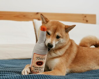 Titos hundleksak – slitstark pipig plyschleksak för hundar | Söt present till hundälskare