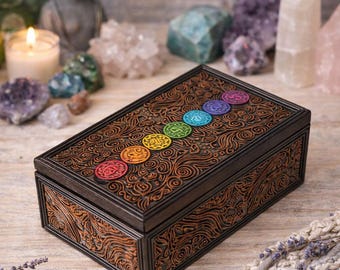 7 Chakra Tarotkortslåda i trä, graverad | Spirituell förvaringslåda | Kristall- och orakelkorthållare | Meditation | Boho-inredning