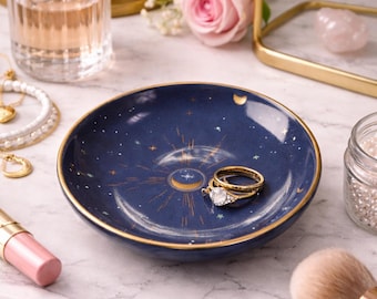 Blå måne prydnadsfat, himmelsk smyckesfat, stjärnklar natt ringhållare, keramisk upphängningsfat, månfasdekor, present till henne