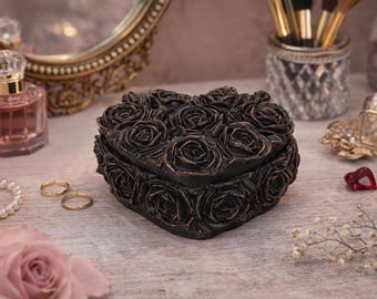Svart ros hjärtask, gotisk smyckeskrin, blommigt hjärta minnesask, romantisk present, mörk estetisk inredning, förvaring av små prydnadssaker
